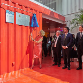 La vicepresidenta primera del Gobierno descubre la placa del nuevo edificio de Incubazul de Zona Franca